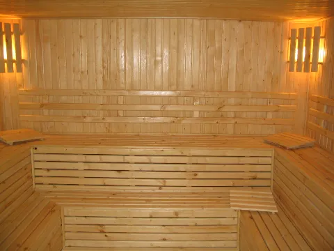 Queen Pools and Spas Inc. in Aurora