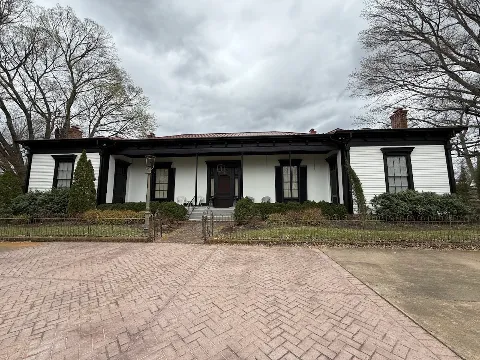 Crest Painting in Columbia