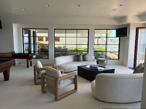 Window HQ photo 1