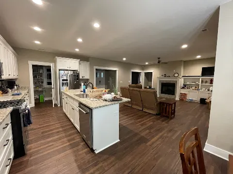 Gray's Flooring And Custom Showers photo 1