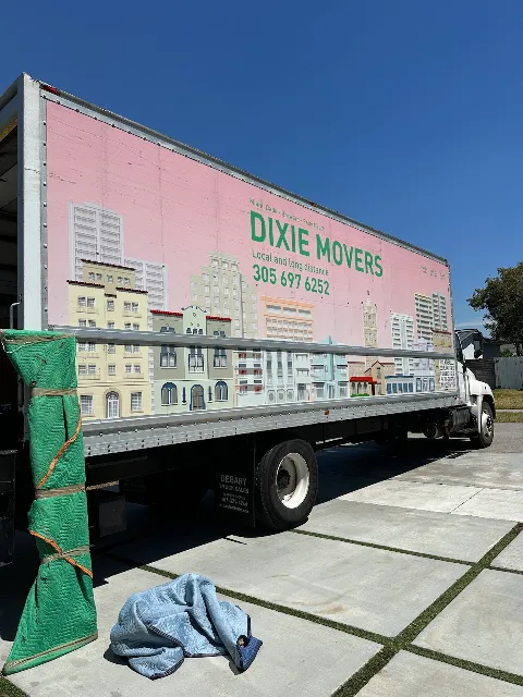 Dixie Movers in Hollywood